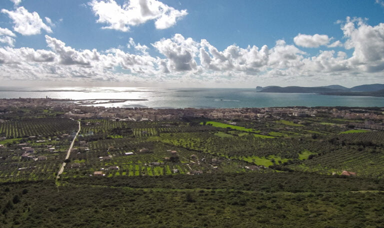 Veduta dall'alto dell'agro di Alghero, di Alghero e del Mare della città con vista su capo accai