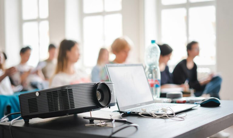 Alunni a lezione di inglese ad Alghero